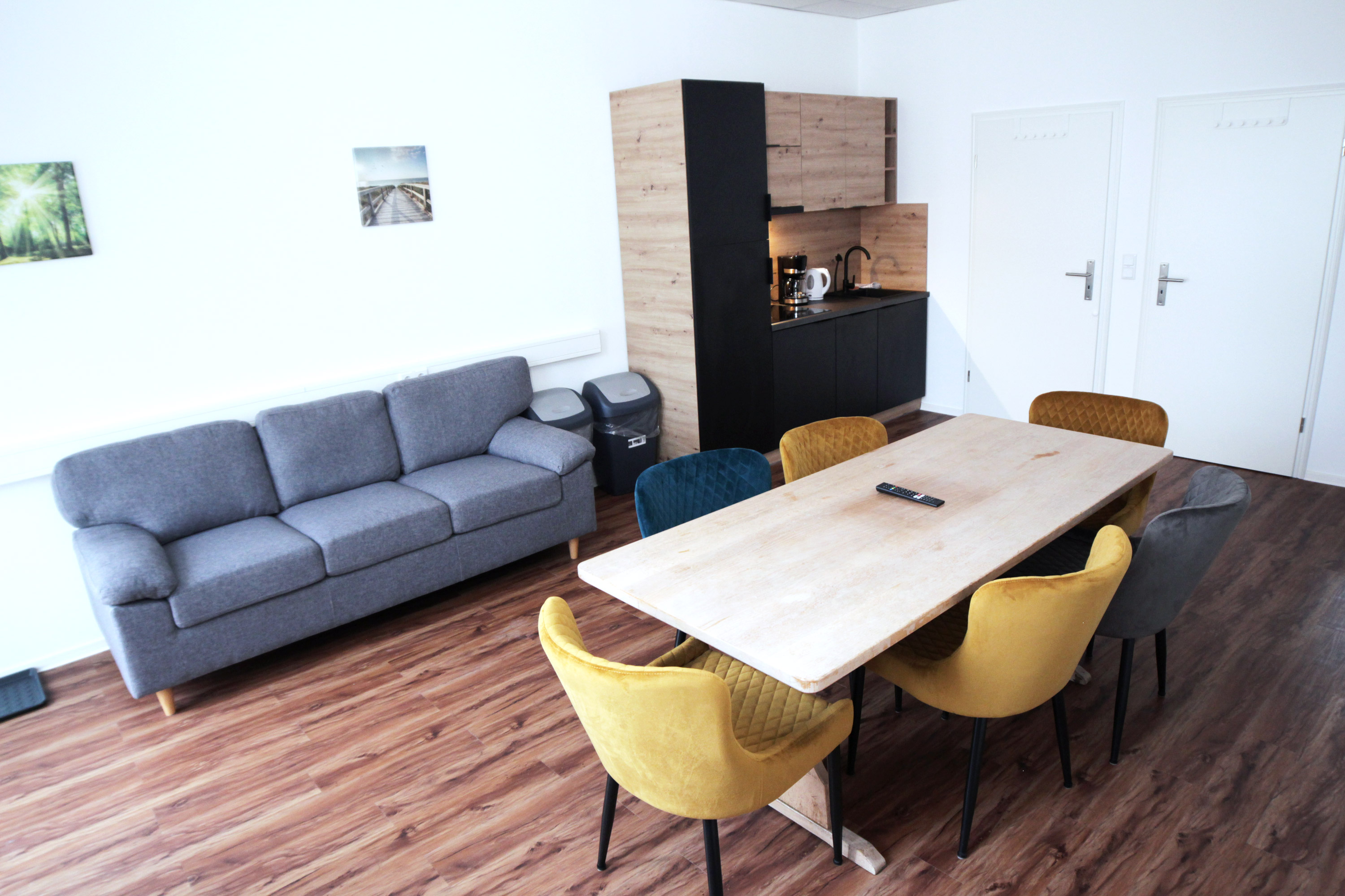 Hive Apartments Sofa Esstisch Wohnraum Wohnkueche